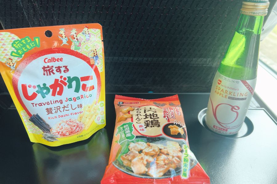 リゾートしらかみの車内販売で購入したお菓子とジュース