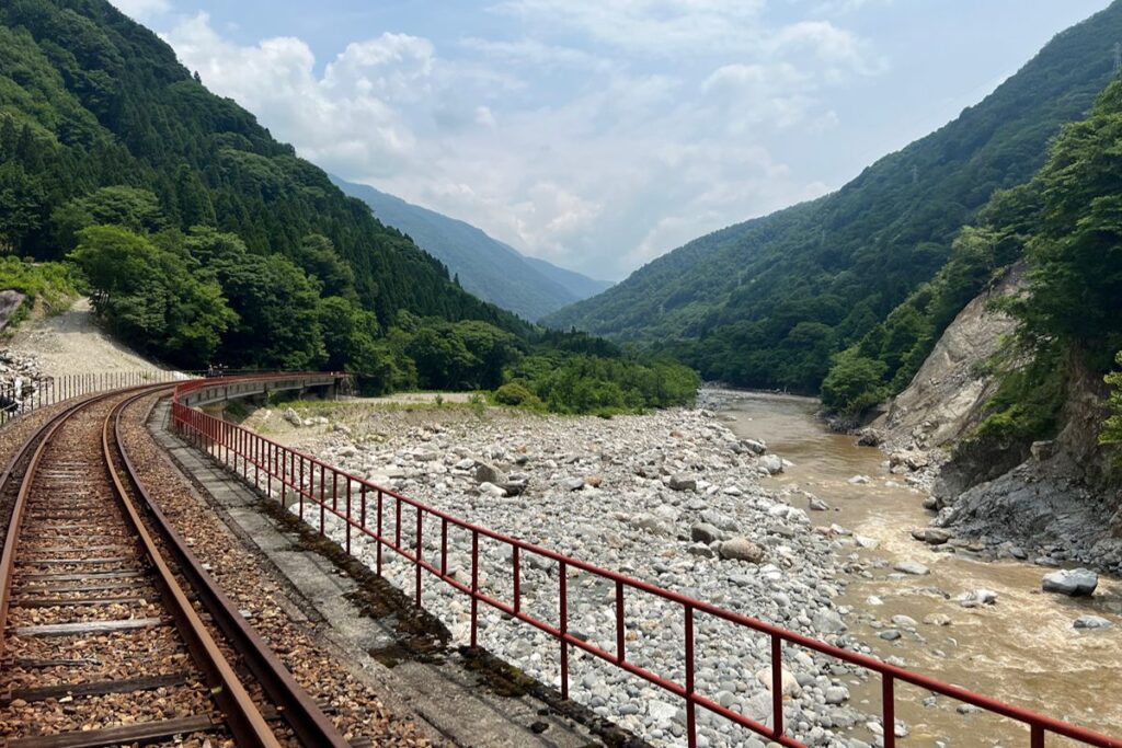 線路とレールバイクから見える景色