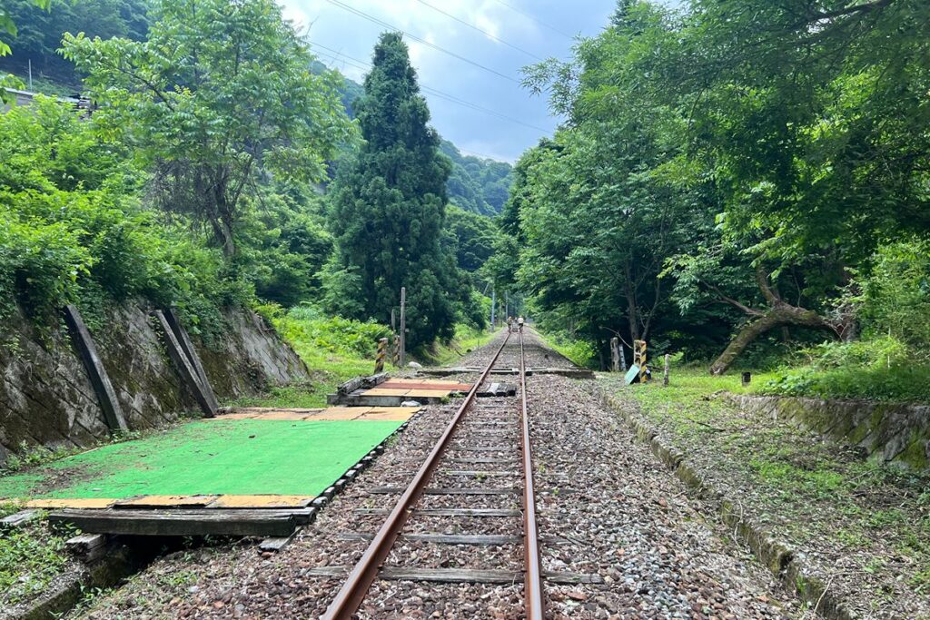 渓谷コースの景色と踏切