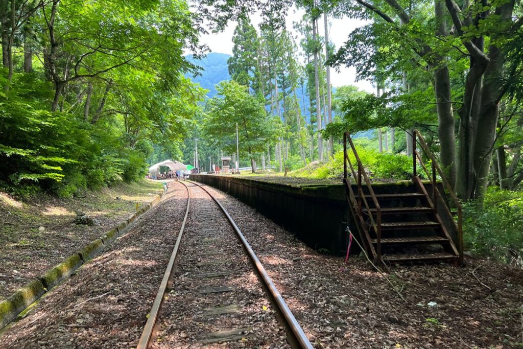 旧漆山駅ホーム跡