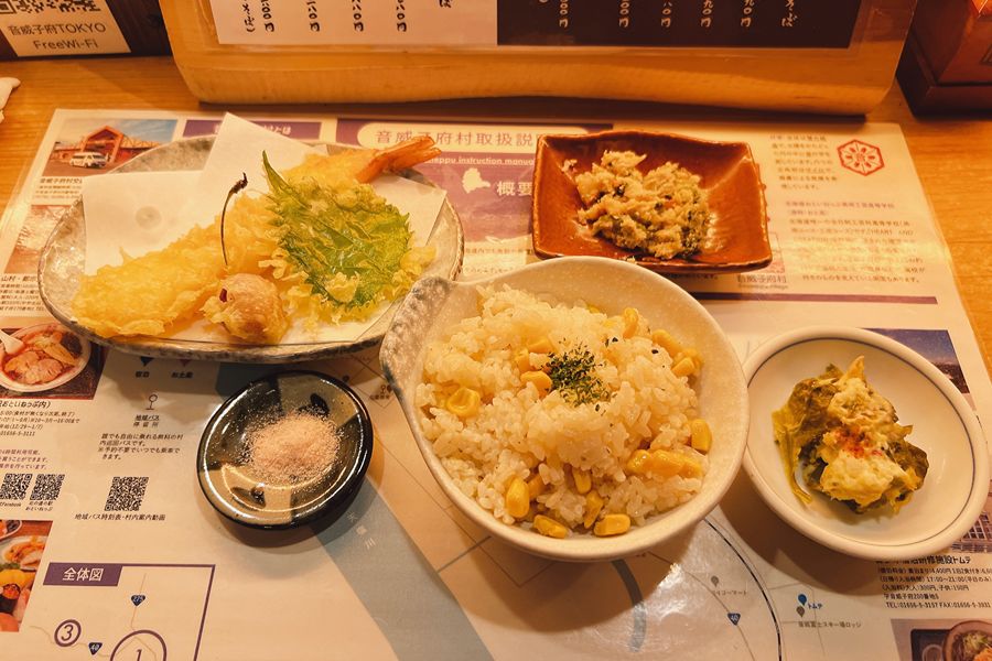 天ぷらと炊き込みご飯