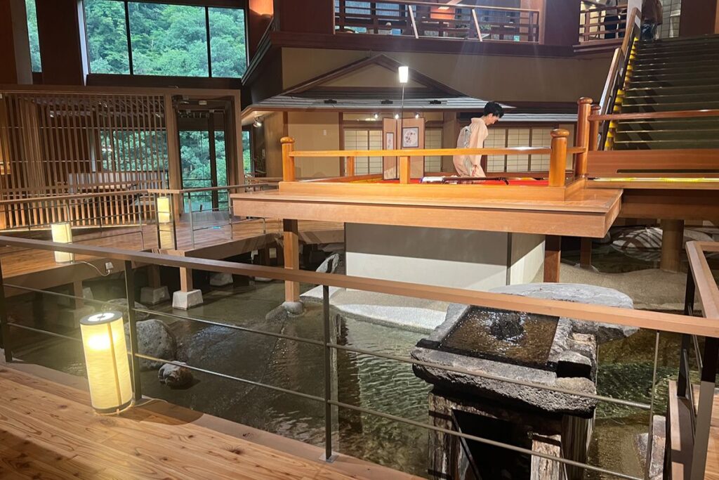 大川荘の浮き舞台