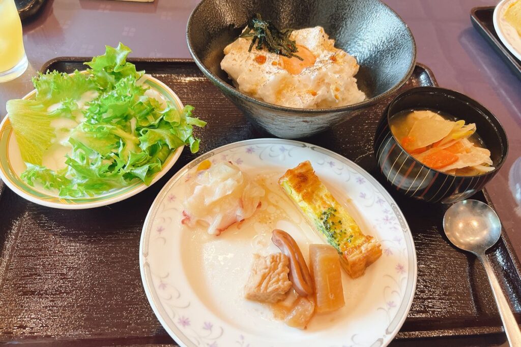 会津地鶏の卵かけご飯と他に取った料理」