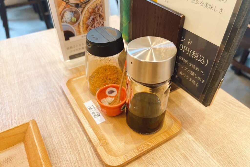 卓上の七味、塩、醤油