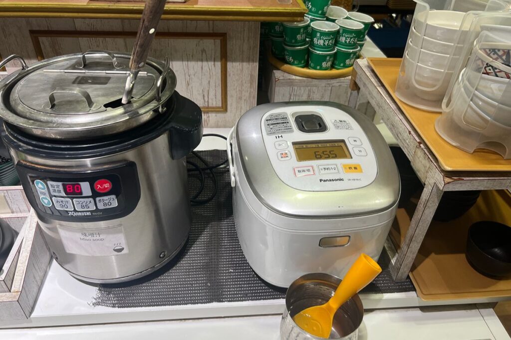 ご飯と味噌汁