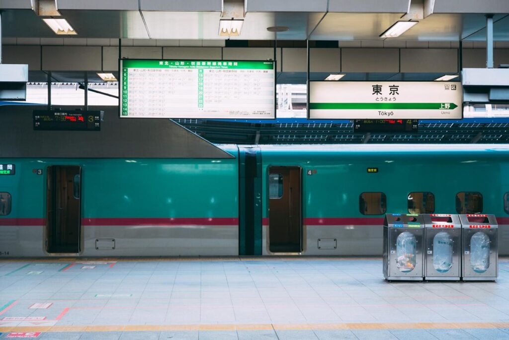 駅に停まる新幹線