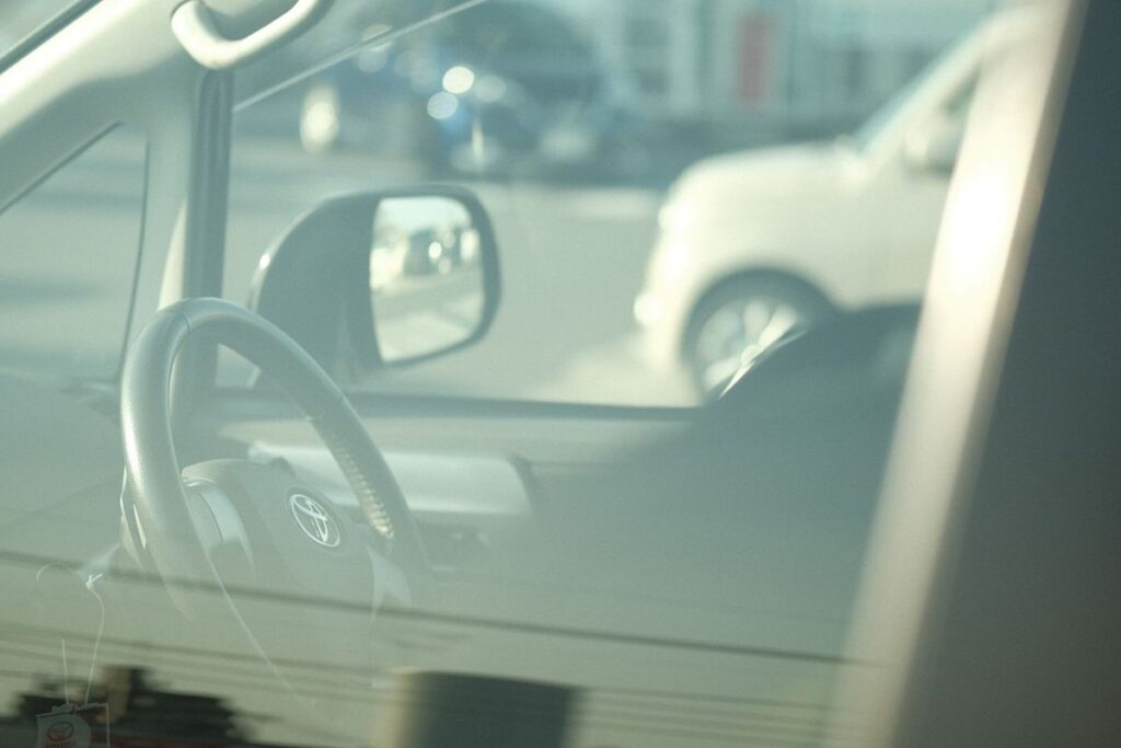 駐車場と車のイメージ画像