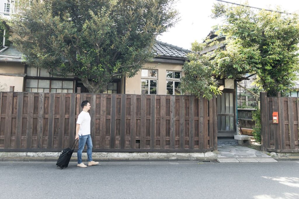 旅行している人のイメージ画像