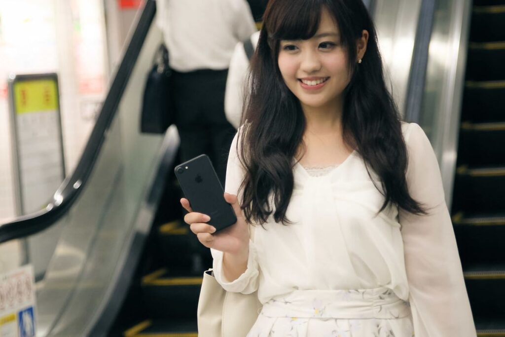 駅にいる女性