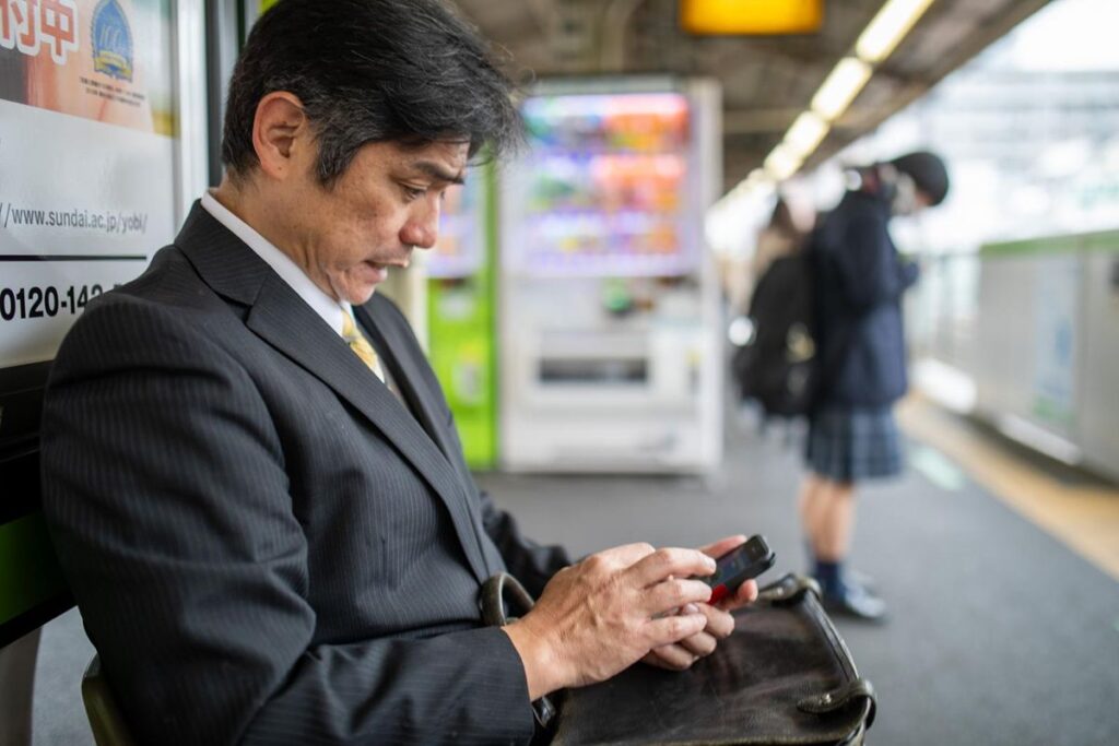 駅にいる男性